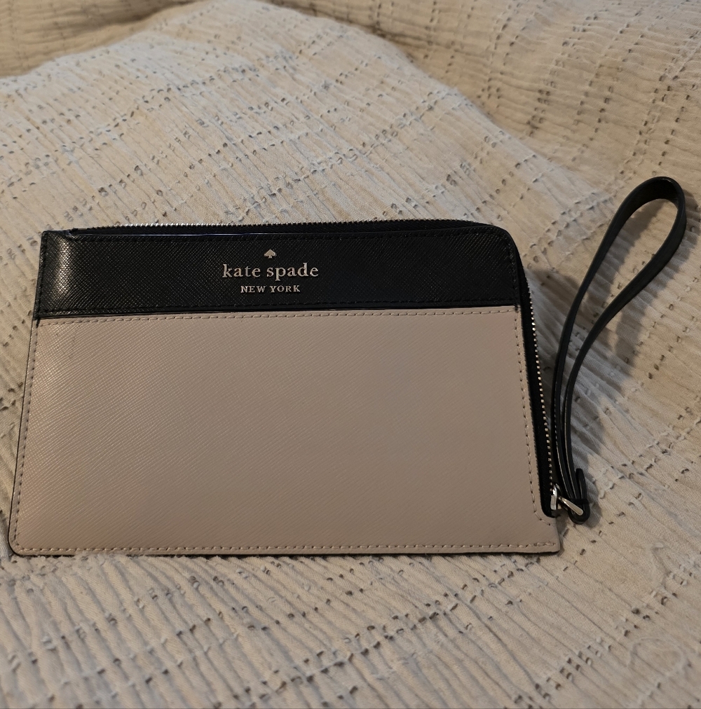 Kate Spade Black and Cream Wristlet